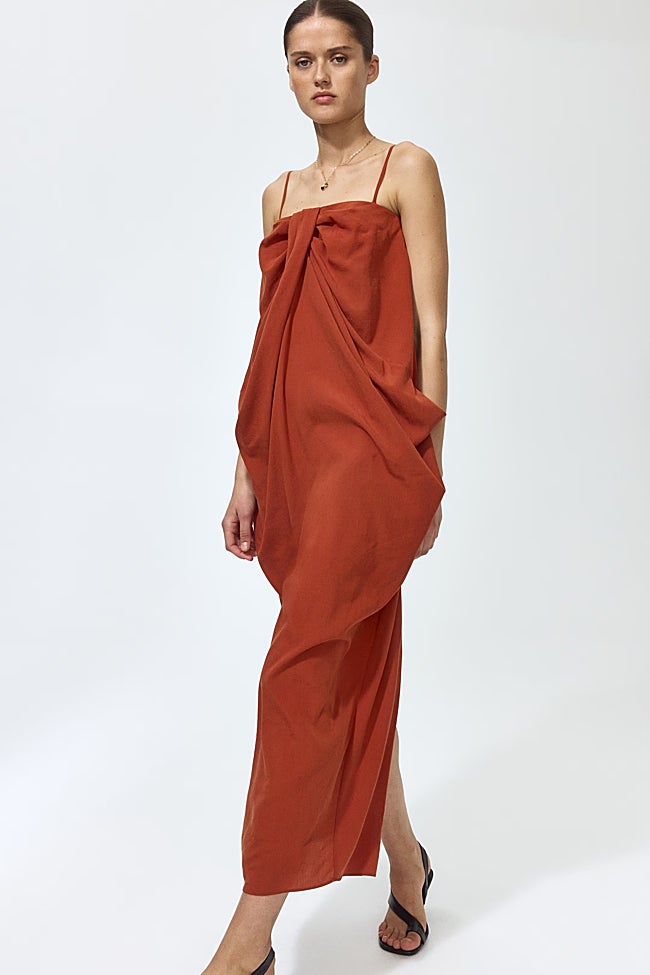Vestido rojo ladrillo de H&M (69,99 euros)