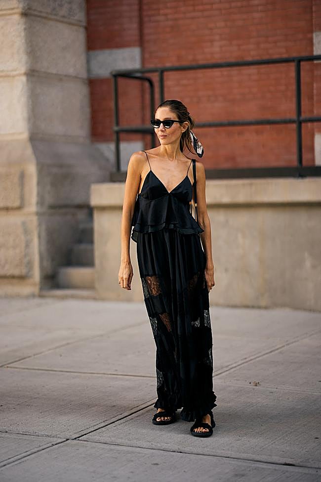 Un look con top fluido estilo peplum.