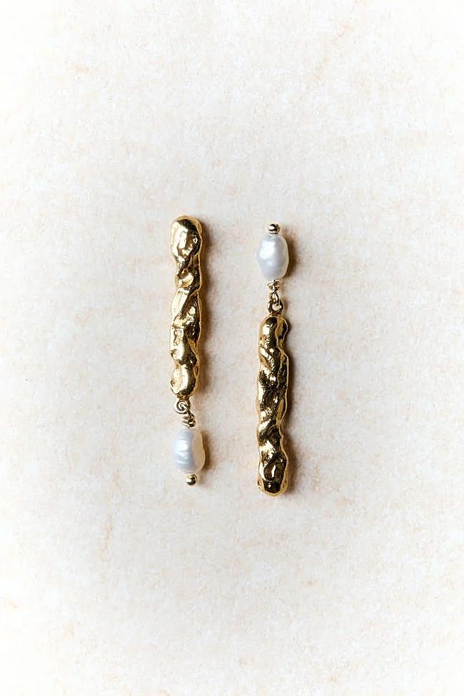 Pendientes UAL con detalle de perlas de Laia Varela.