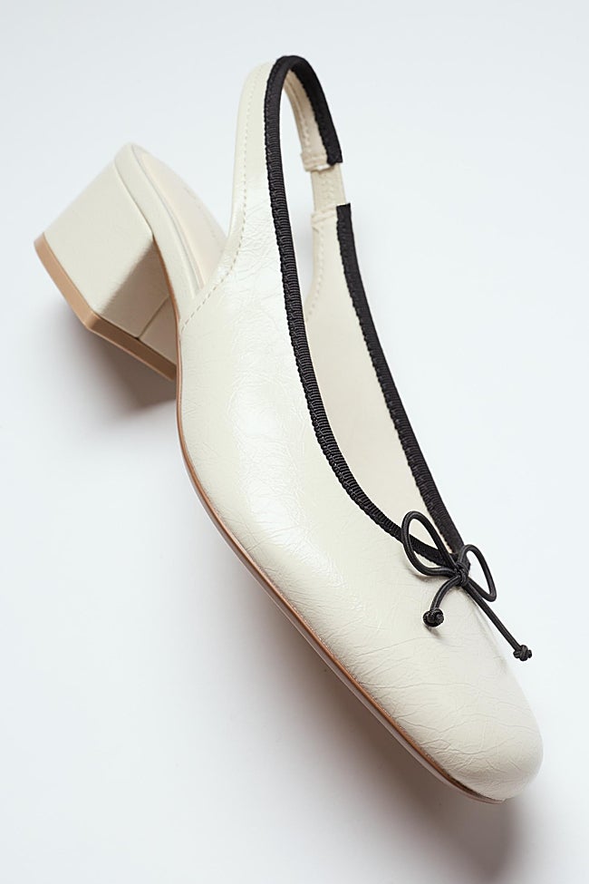 Bailarinas con tacón de Stradivarius (29,99 euros)