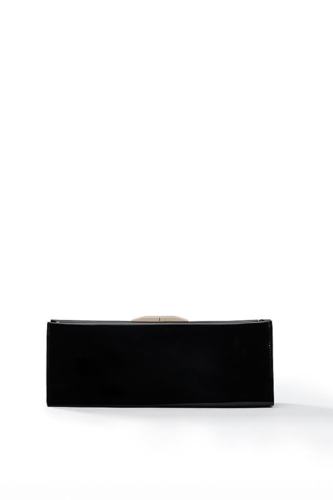 Bolso tipo clutch de color negro de la colección de Leonie Hanne para Guess.