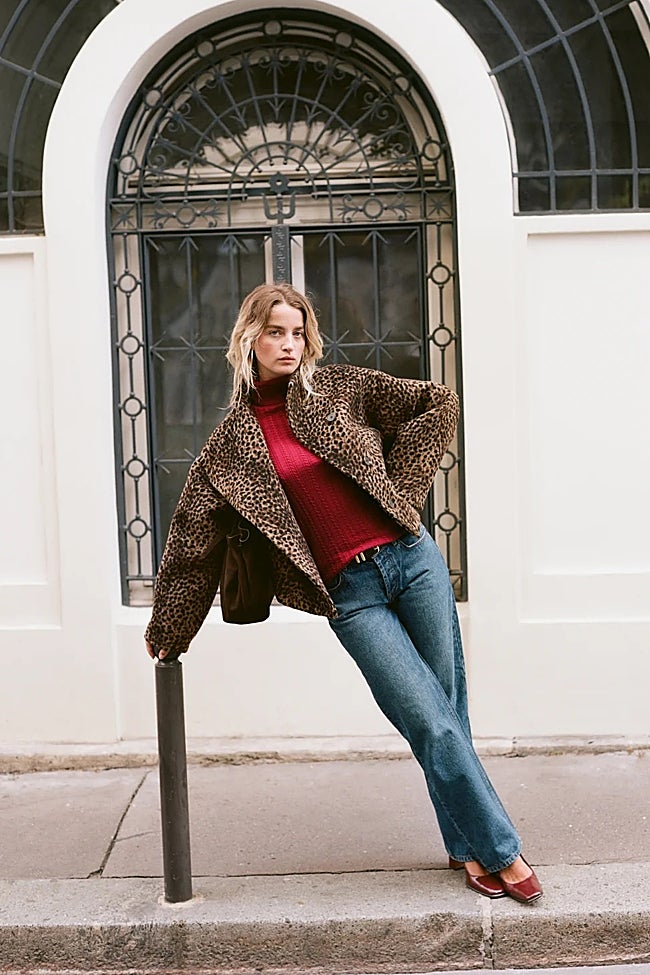 Chaqueta de leopardo + vaqueros rectos + top rojo (Foto: Rouje)