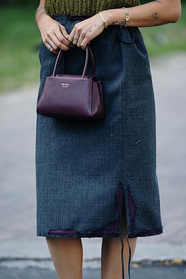 Bolso mini en color burdeos.
