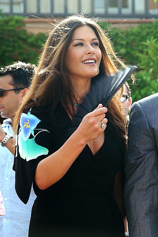 Catherine Zeta Jones con un abanico.