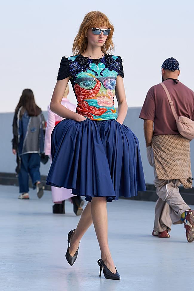 Look de Moschino durante la Semana de la Moda de Milán,