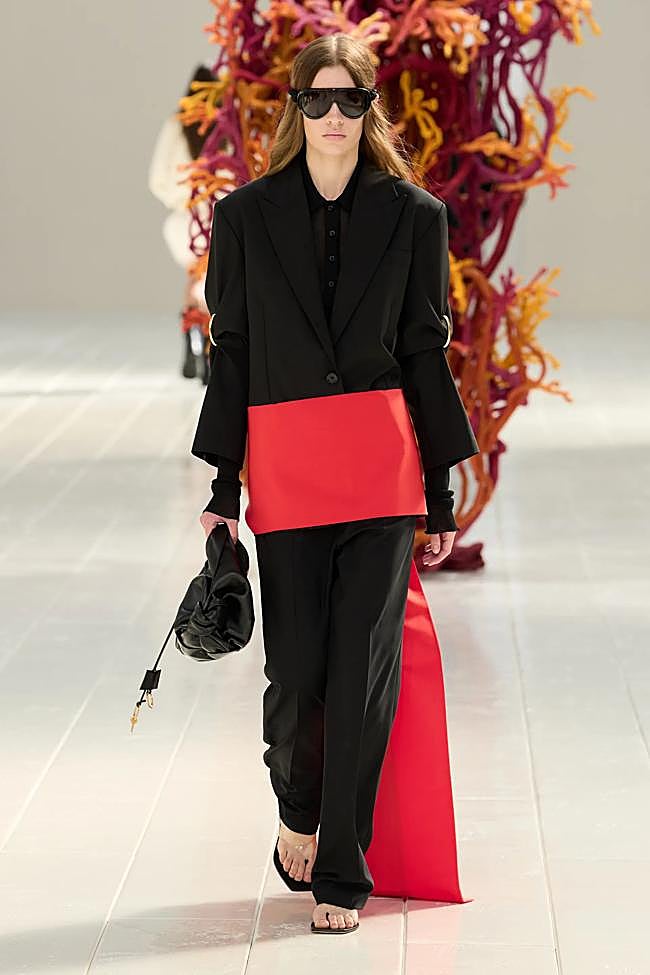 Look de Balenciaga durante la Semana de la Moda de París.