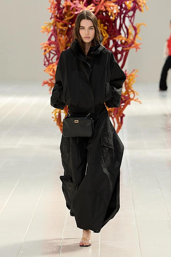 Look de Balenciaga durante la Semana de la Moda de París.