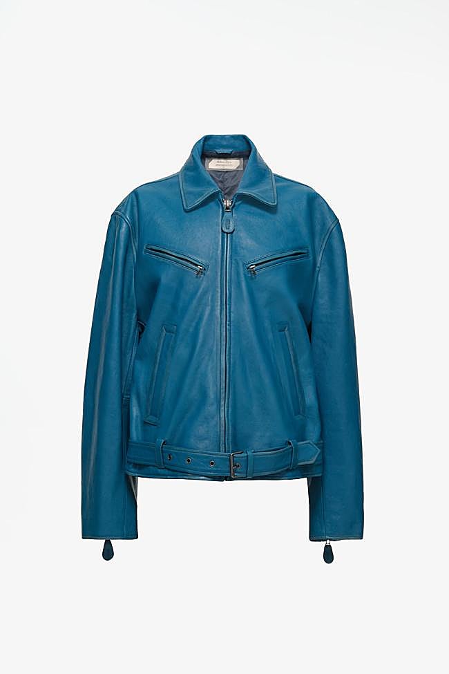 Cazadora de cuero en azul la colección Re{form} de John Galliano y Zara.