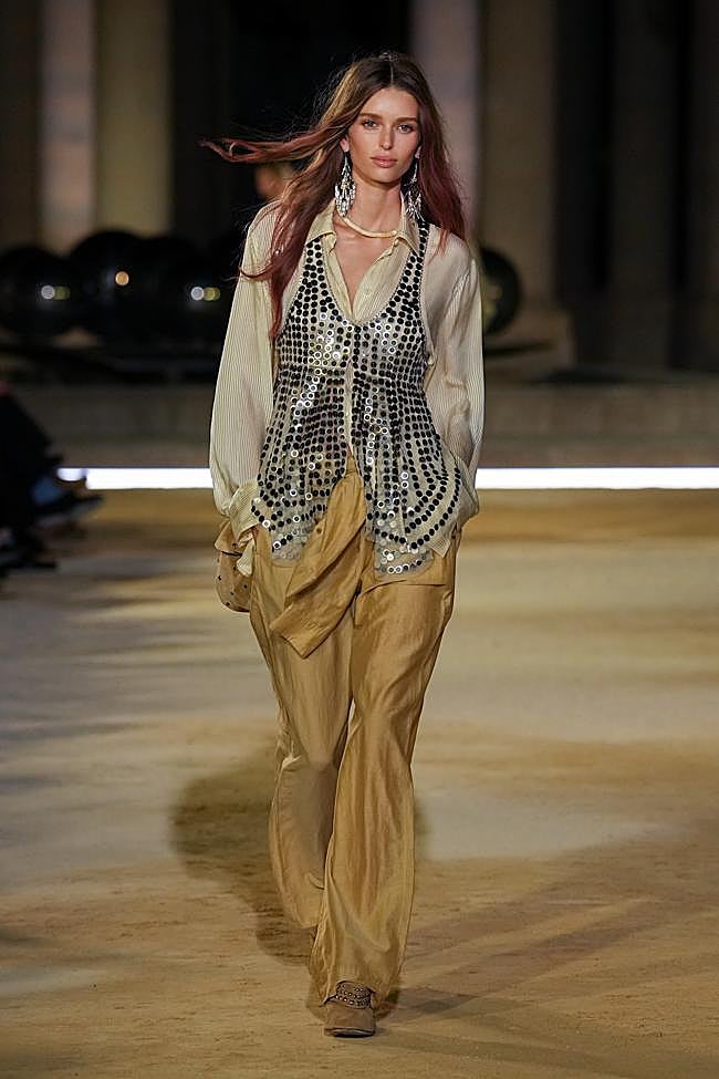 Look de Isabel Marant durante la Semana de la Moda de París.