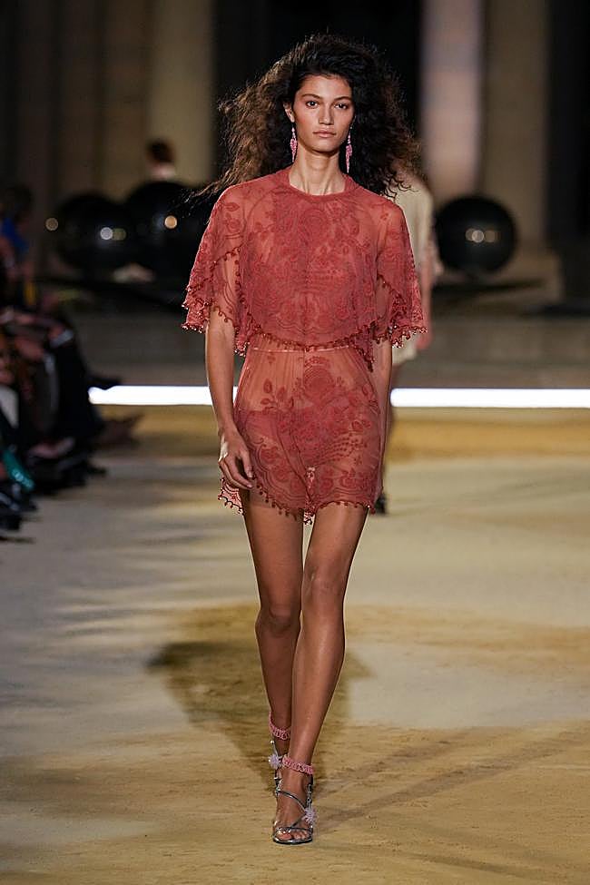 Look de Isabel Marant durante la Semana de la Moda de París.