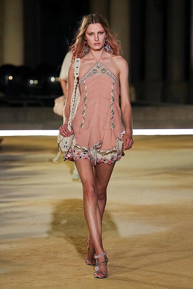 Look de Isabel Marant durante la Semana de la Moda de París.