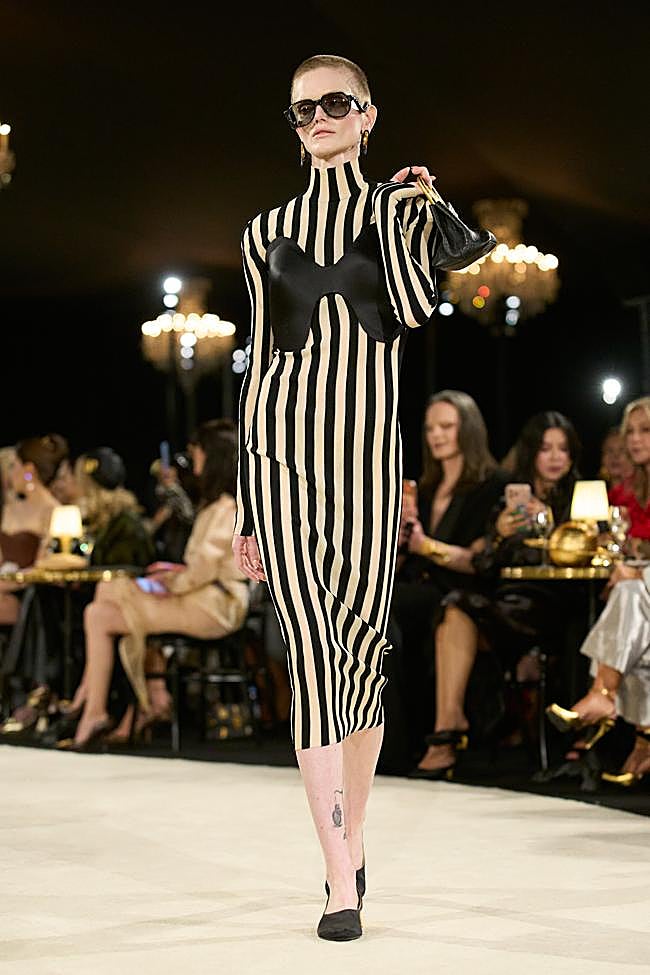 Look de Schiaparelli durante la Semana de la Moda de París.