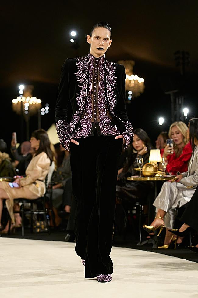 Look de Schiaparelli durante la Semana de la Moda de París.