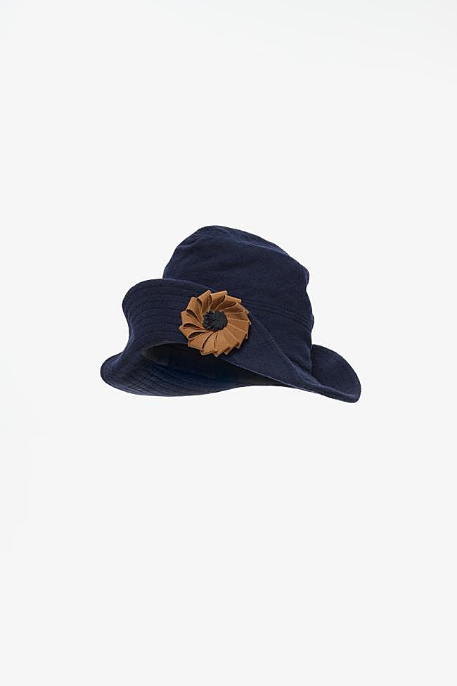 Gorro liso con detalle de flor de la colección Re{form} de John Galliano y Zara.