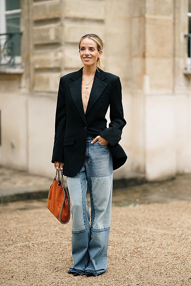 El clásico bolso de Stella McCartney combinado con un look sencillo con vaqueros y blazer.