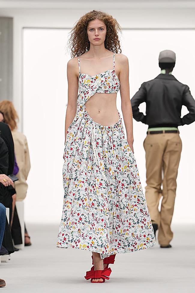 Look de Loewe durante la Semana de la Moda de París.