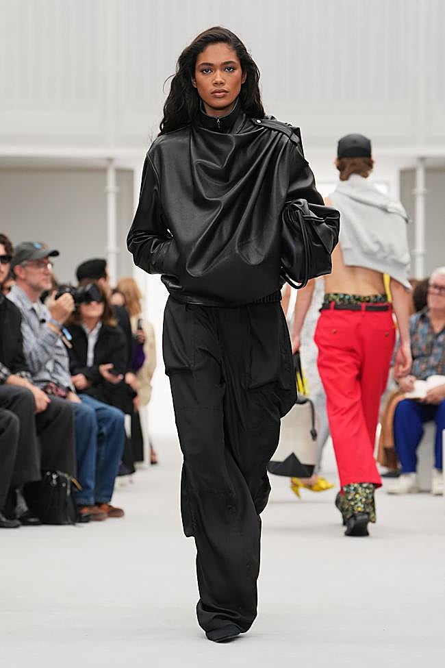 Look de Loewe durante la Semana de la Moda de París.