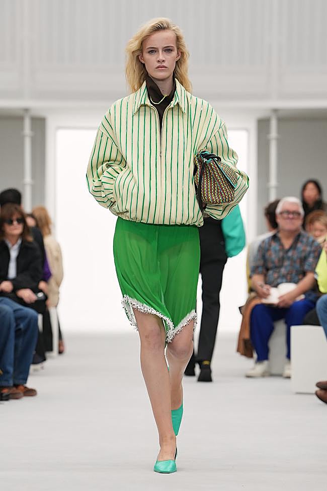 Look de Loewe durante la Semana de la Moda de París.