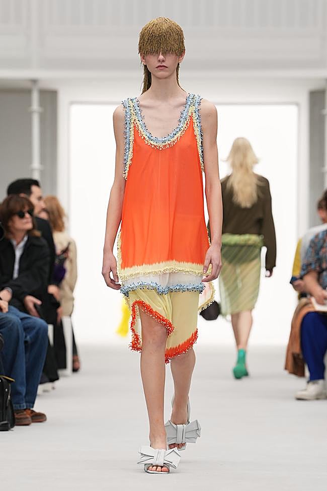 Look de Loewe durante la Semana de la Moda de París.