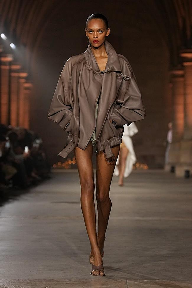 Look de Victoria Beckham durante la Semana de la Moda de París.