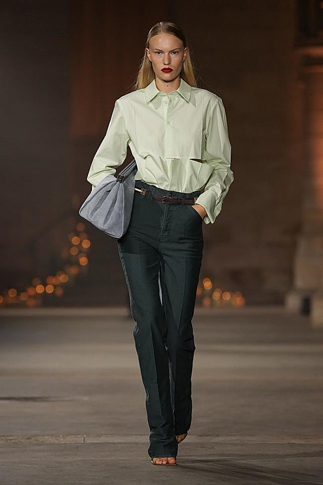 Look de Victoria Beckham durante la Semana de la Moda de París.