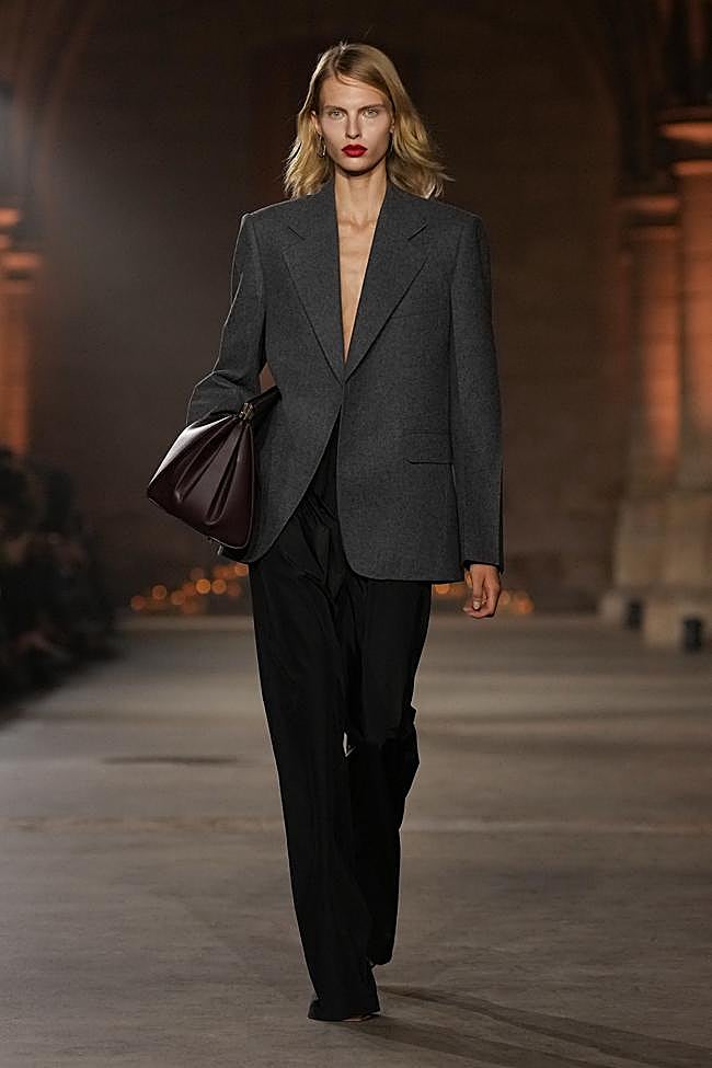 Look de Victoria Beckham durante la Semana de la Moda de París.