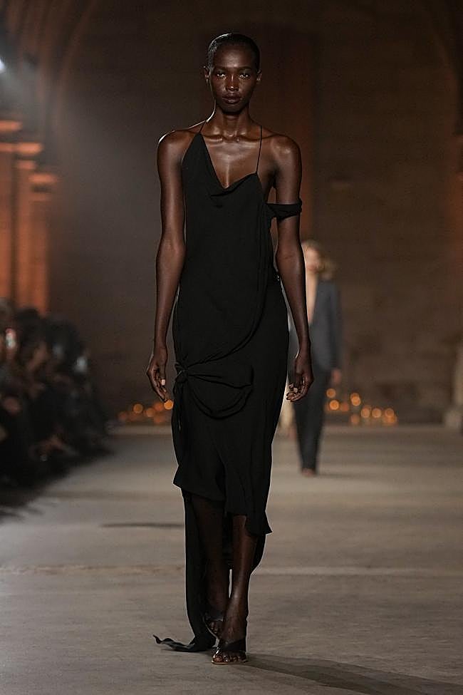 Look de Victoria Beckham durante la Semana de la Moda de París.