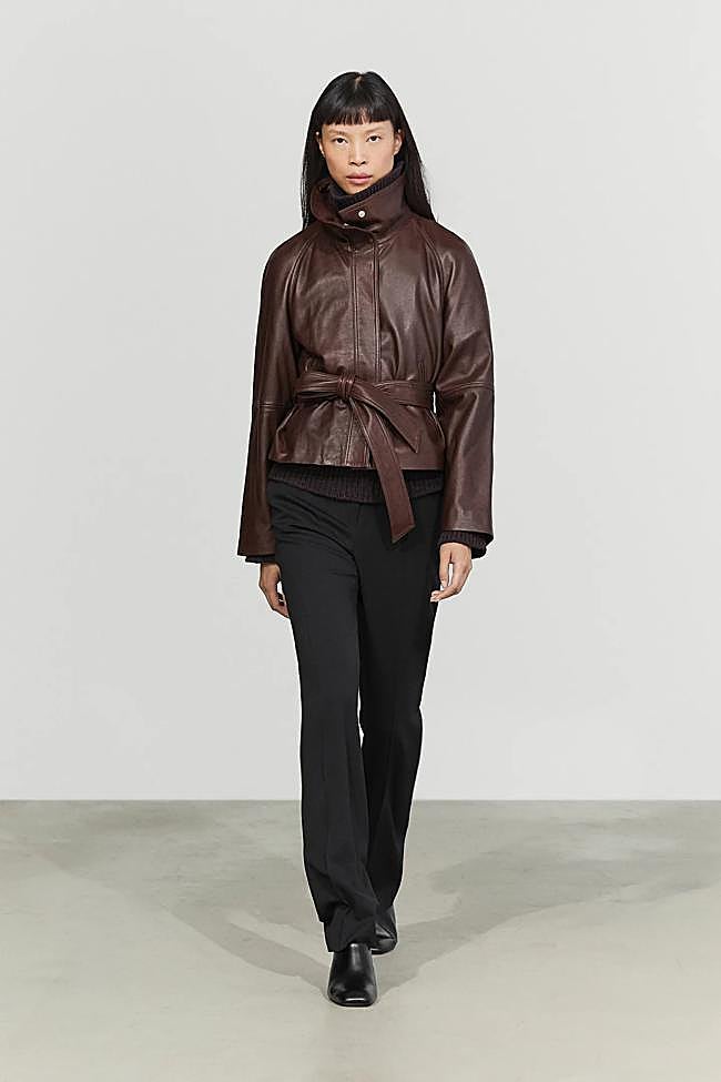 Cazadora de cuero en marrón de Massimo Dutti.