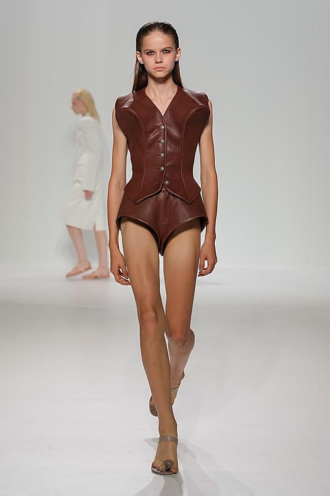 Look del desfile de Jean Paul Gaultier en la Paris Fashion Week.