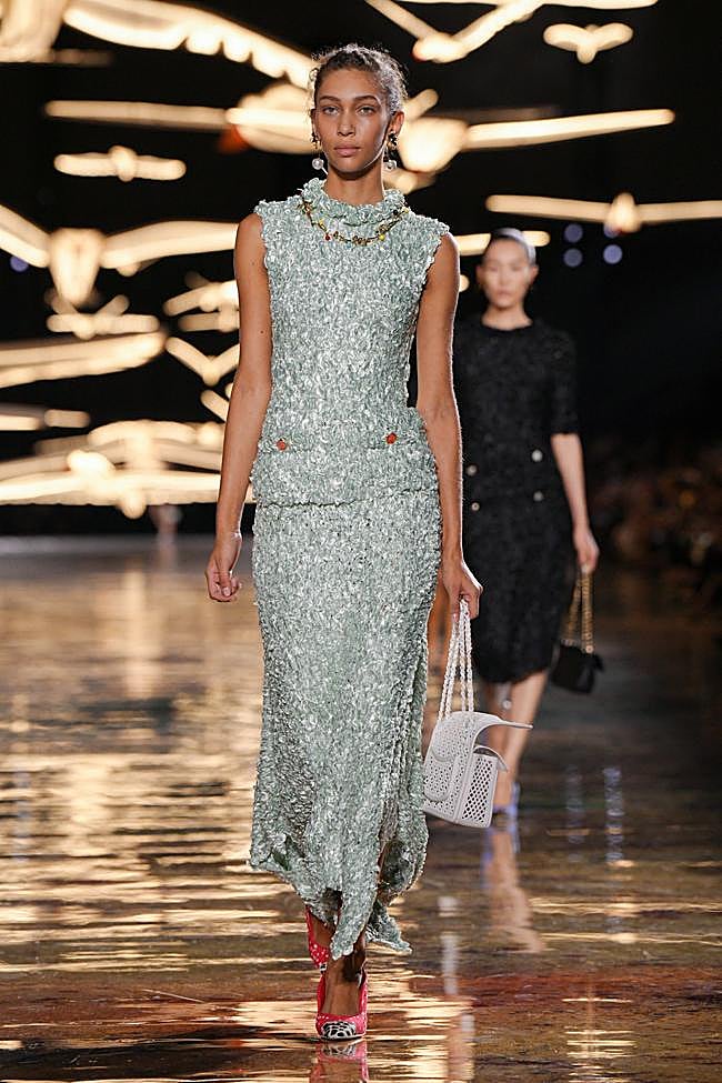 Look de Chanel durante la Semana de la Moda de París.