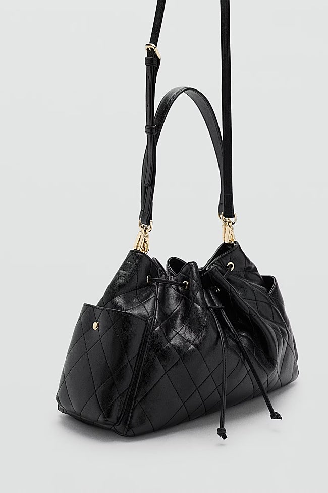 Bolso negro de Mango (39,99 euros)