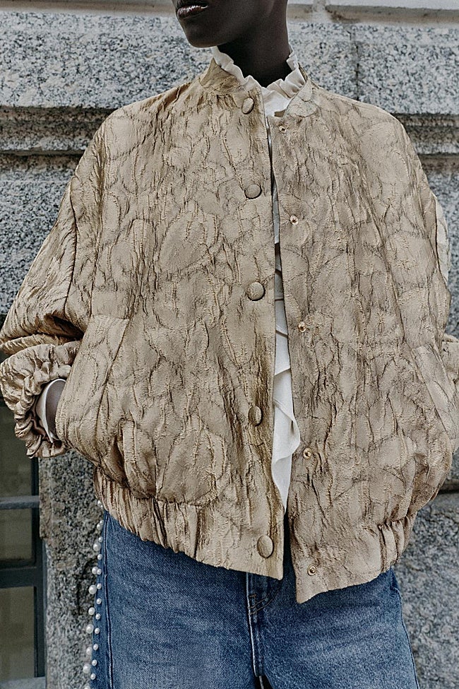 Chaqueta con estampado jacquard de Zara (49,99 euros)