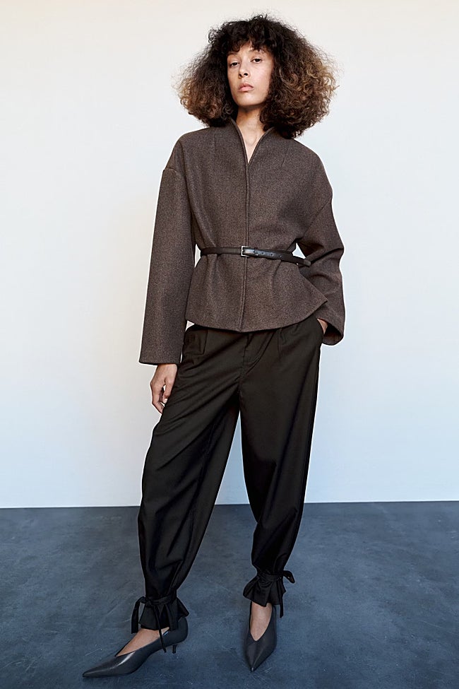 Pantalón marrón de Mango (39,99 euros)