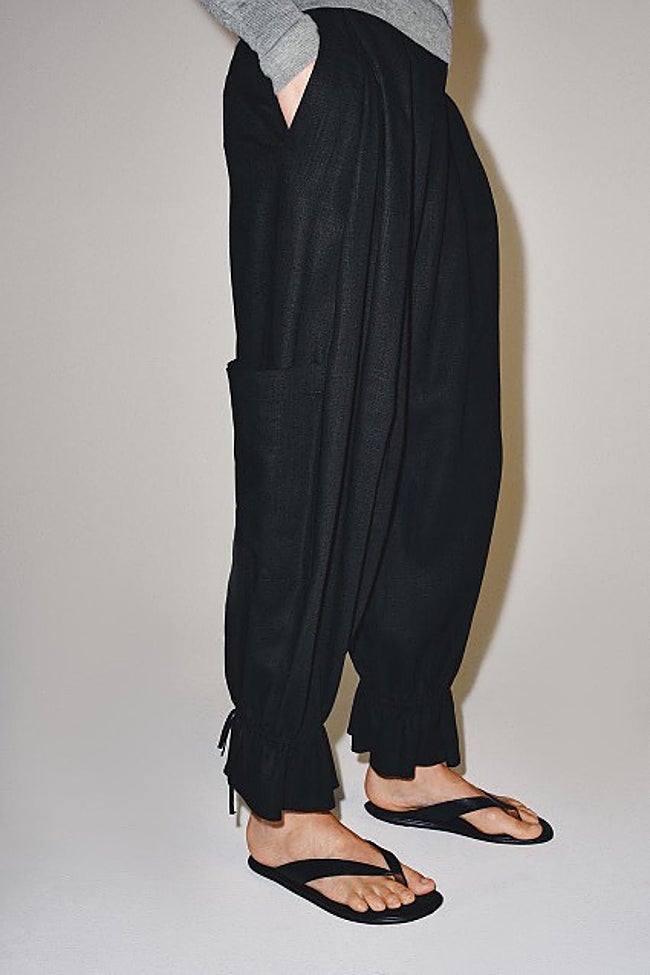 Pantalón negro de Zara (39,99 euros)