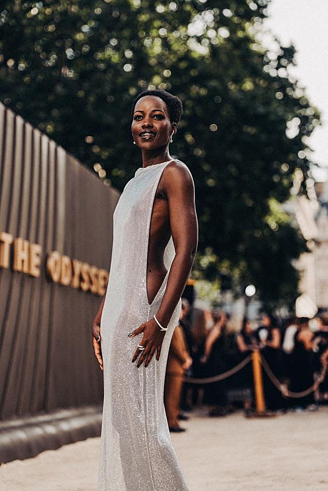 Lupita Nyong'o, que hace doblete interpretativo en La Odisea, en una imagen de la premiere del largometraje en Londres.