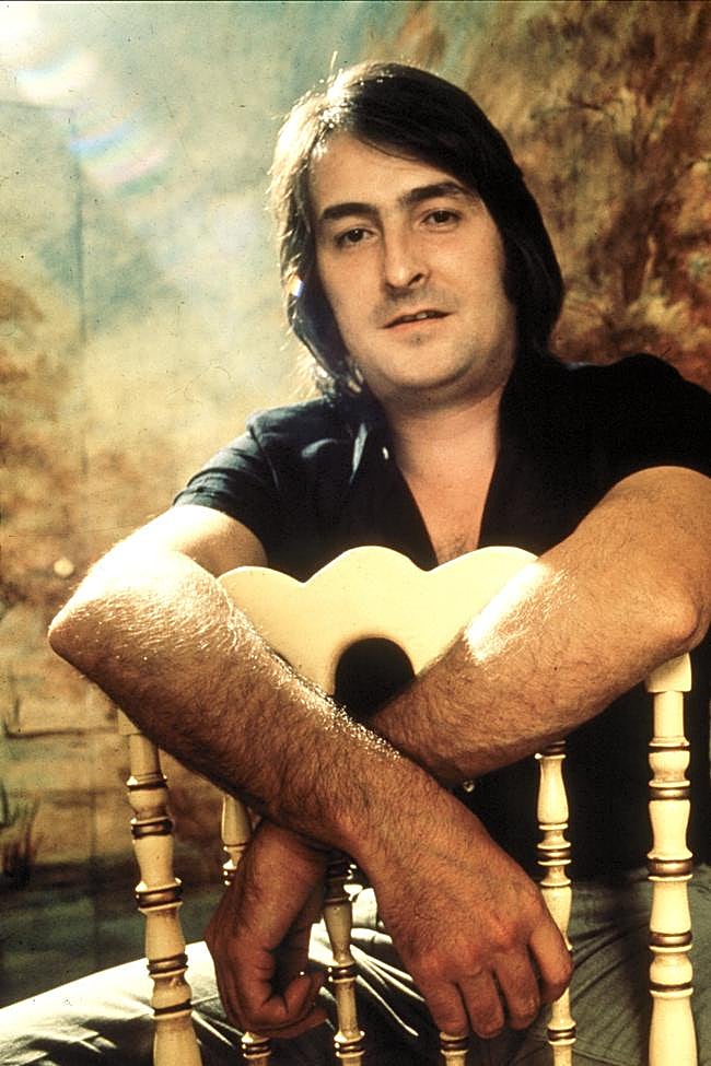 Nino Bravo, estrella musical de los años 70 que cantó, entre otros temas, América, Libre o Un beso y una flor, himno de la afición española en el Mundial de fútbol.
