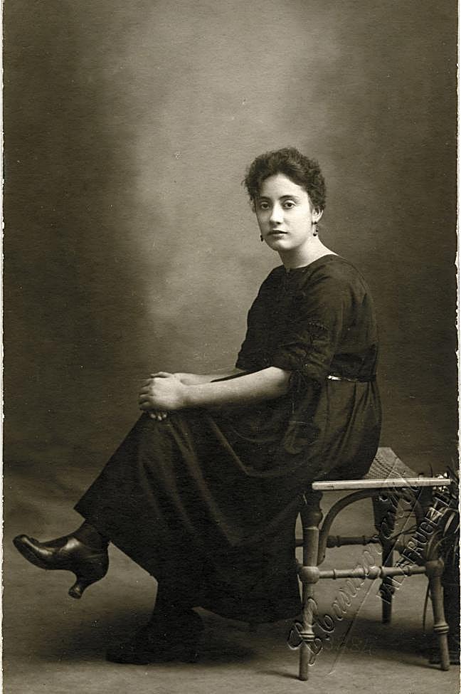 Retrato de joven desconocida. Palafrugell, ca.1920.