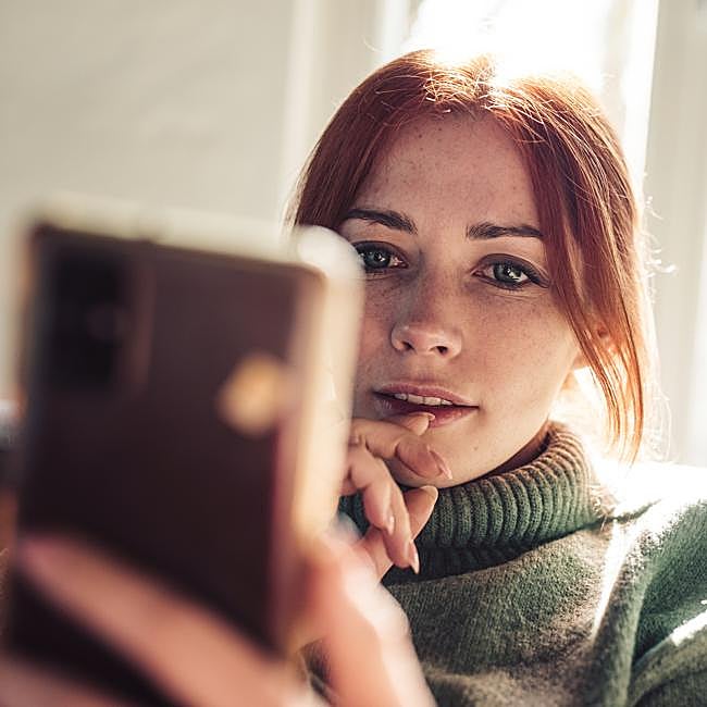 Mujer mirando el móvil