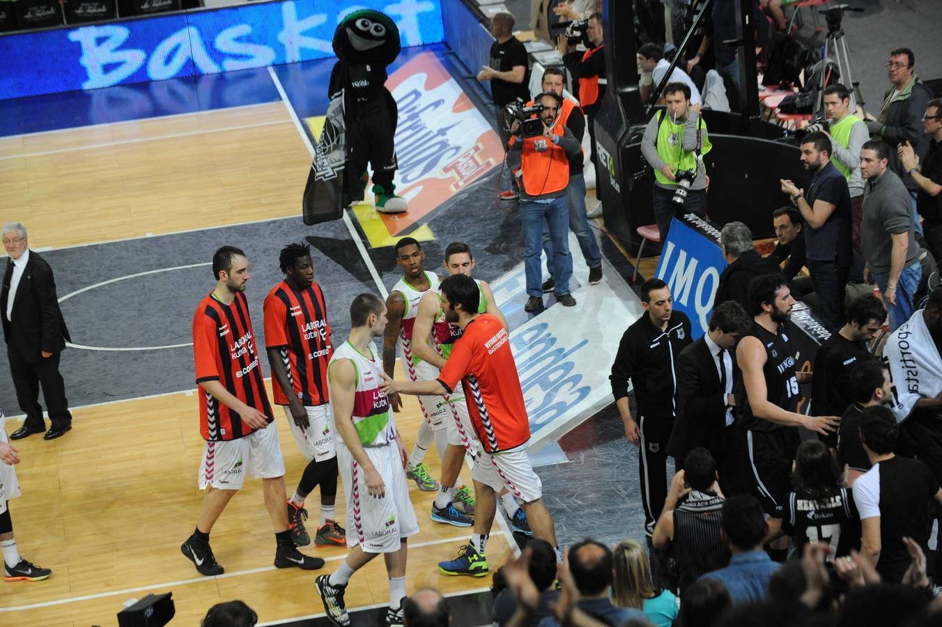 Increíble tangana en el Bilbao basket-Laboral Kutxa