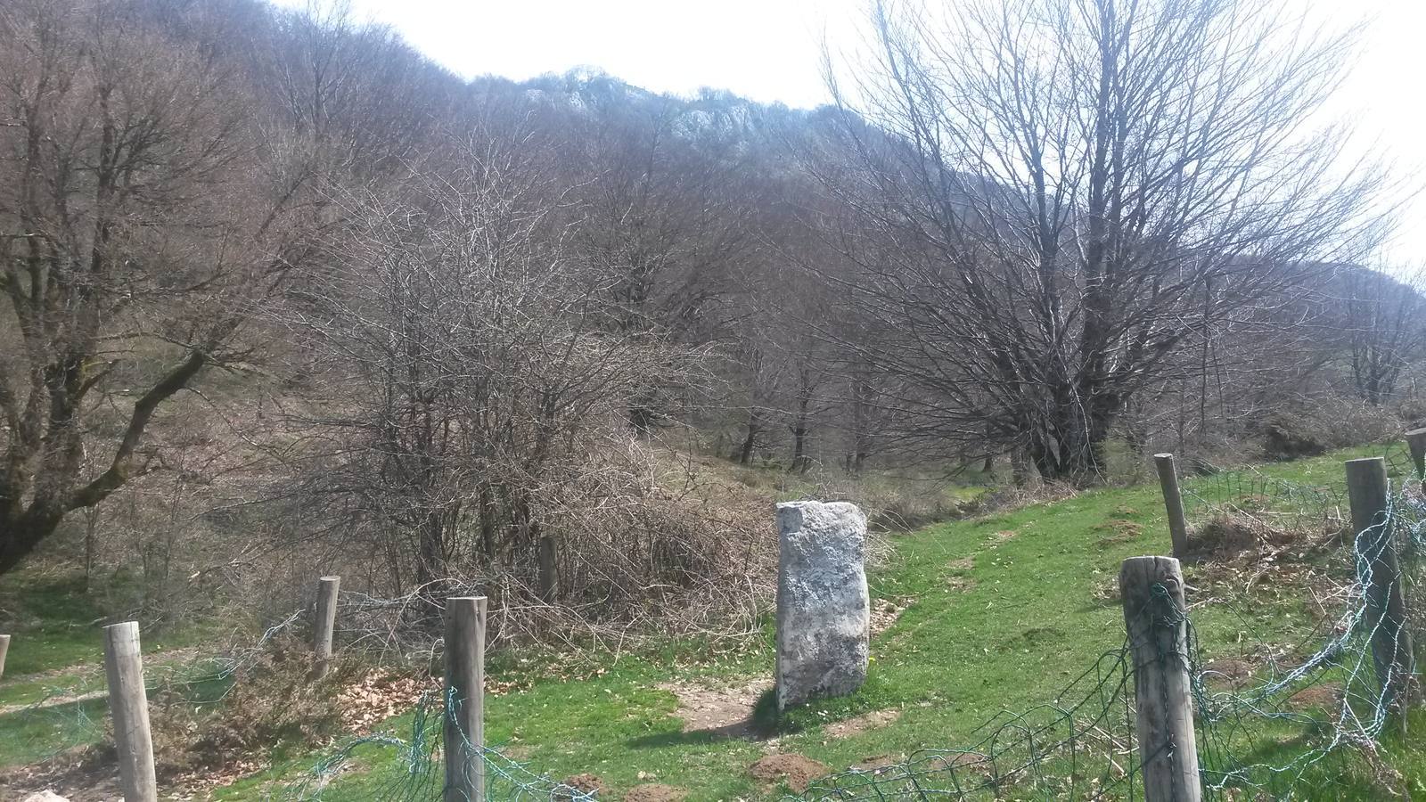 Piedra de Roldán con el Akier al fondo.