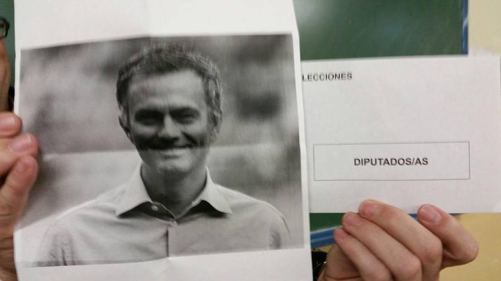 Mourinho, del banquillo a ¿la Moncloa?. En Granada, un votante del distrito Ronda introdujo una fotografía de Mourinho en el sobre a modo de critica. El ciudadano, disconforme con los candidatos presentados al Congreso, pensó que el entrenador portugués podría dedicarse a la política después de su destitución del Chelsea.