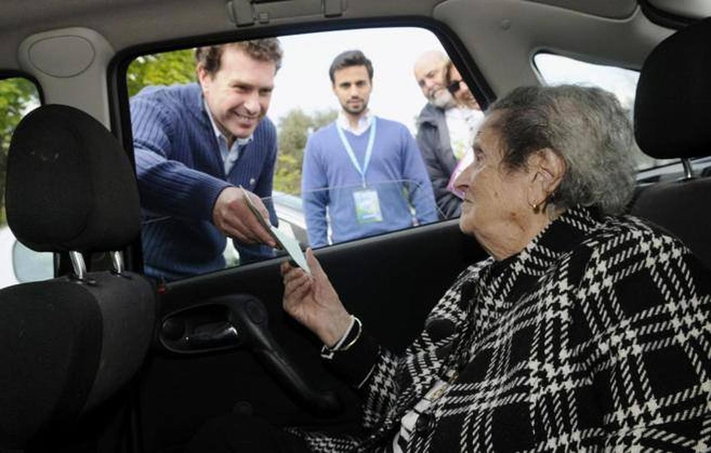 Si Mahoma no va a la montaña.... Una anciana de 98 años, ante la imposibilidad de acceder al colegio electoral, ejerció su derecho al voto entregando su papeleta al presidente de la mesa desde el coche, en el municipio sevillano de Tomares.