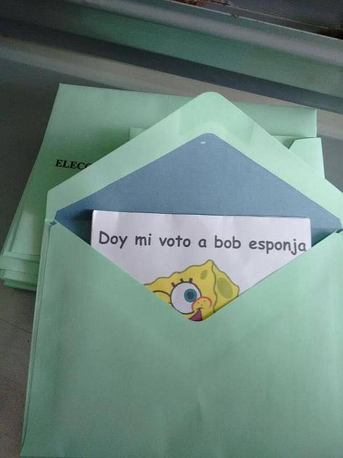 Y mi voto es para... ¡Bob!. Uno de los tuits que más repercusión tuvo en la jornada electoral andaluza fue uno con una papeleta en el que el voto no era para ningún partido, sino para el muñeco de animación Bob Esponja.