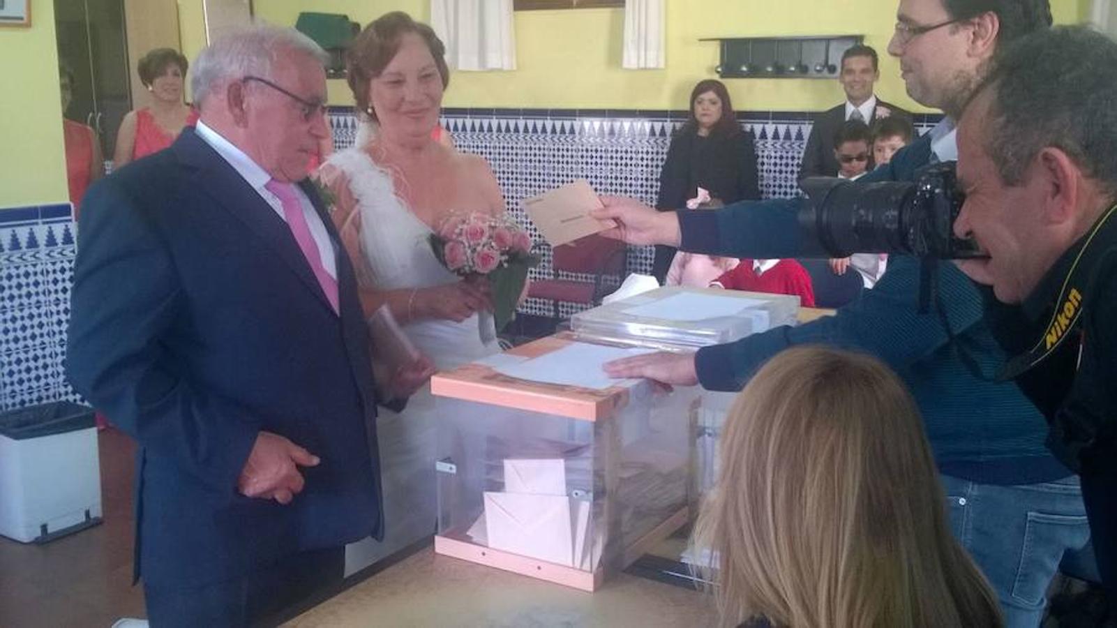 'Sí quiero' votar. La pareja formada por  Francisco y Angelitas, vecinos de Salobreña, Granada, fueron a votar vestidos de boda tras haber contraído matrimonio momentos antes.