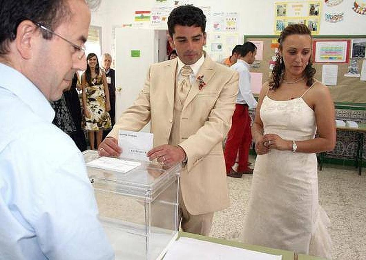 Sin noche de bodas. Celia Ruiz y José Rosales, aún con sus trajes de novios y acompañados por algunos de los invitados al enlace, sacrificaron su noche de bodas para ser los primeros en votar el 27 de mayo de 2007 en el colegio electoral de la localidad malagueña de Humilladero, tras una larga madrugada de celebración.