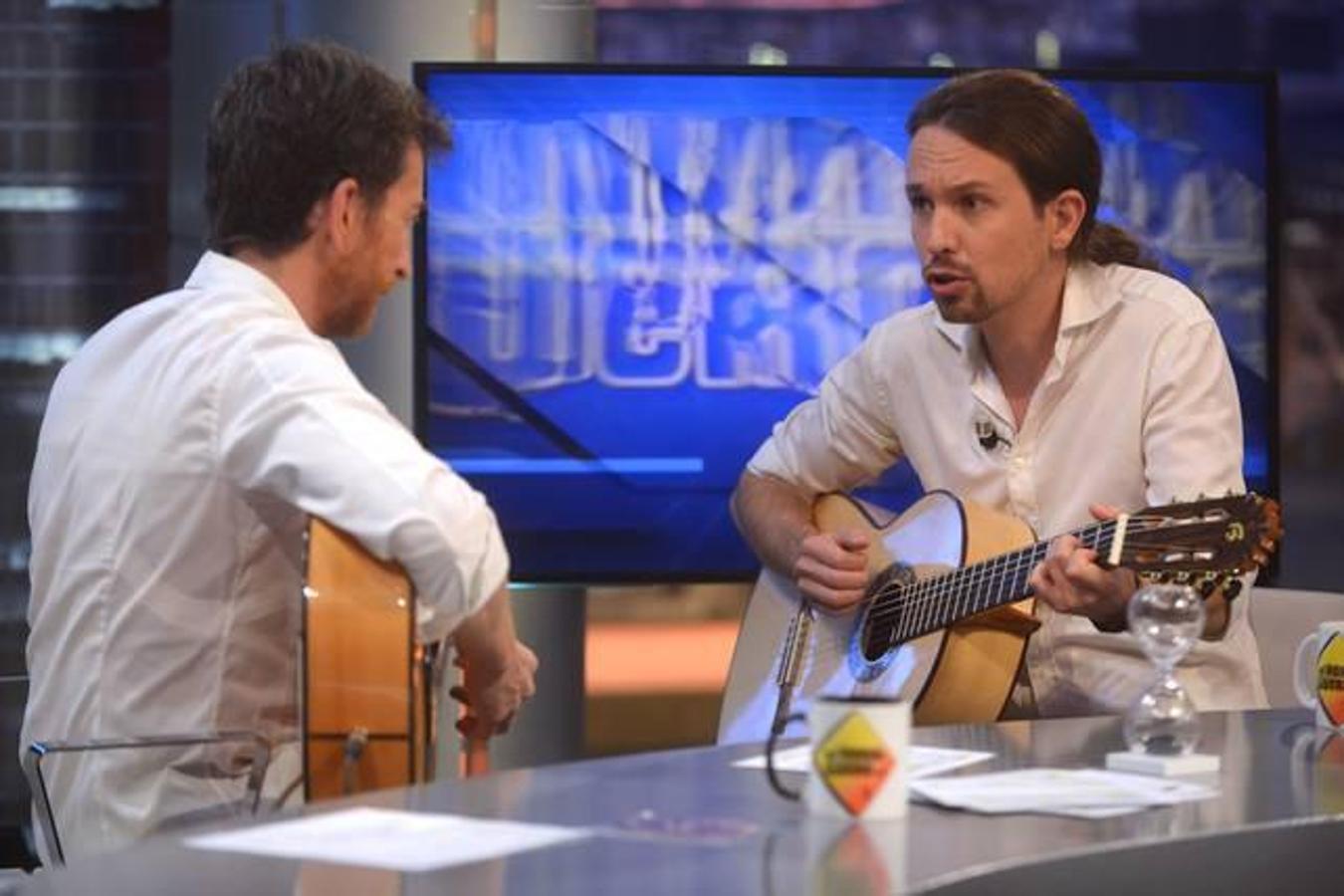 Un plató, el de Atresmedia, por el que también ha pasado el líder de Podemos Pablo Iglesias que se soltó la melena cantando una canción de Javier Krahe, acompañada de su guitarra y de la del presentado.