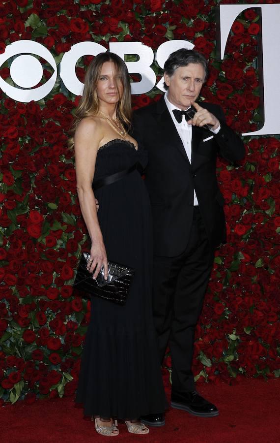 El actor Gabriel Byrne y su esposa Hannah Bet Rey llegan a los 70º Premios Tony de la American Theatre Wing en Nueva York.