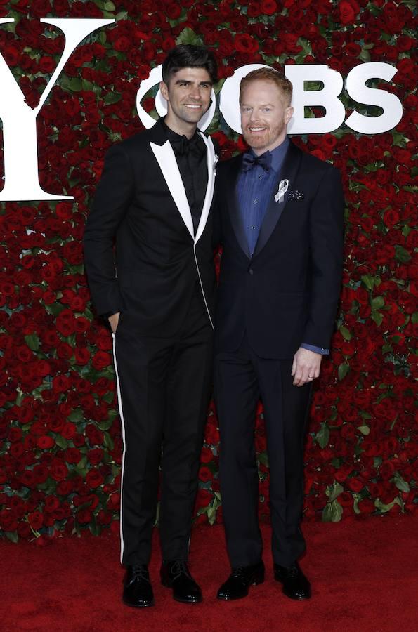 El actor Jesse Tyler Ferguson y su marido Justin Mikita llegan a los 70º Premios Tony anuales de la American Theatre Wing en Nueva York