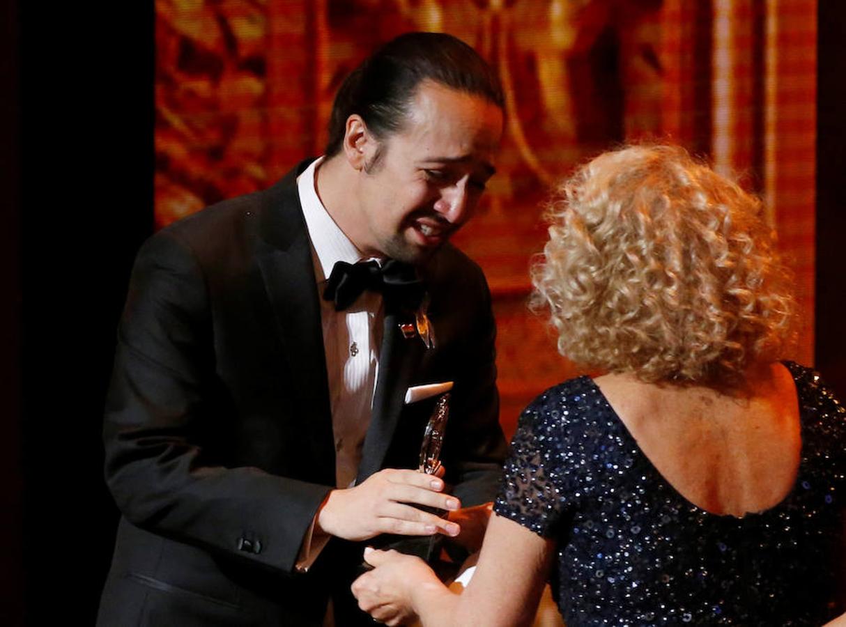 Lin-Manuel Miranda de 'Hamilton' acepta el premio a la mejor banda sonora durante la 70ª gala de los Premios Tony.