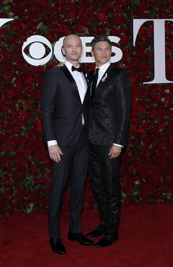 El actor Neil Patrick Harris junto a su marido David Burtka posan a la entrada de los 70º Premios Tony.